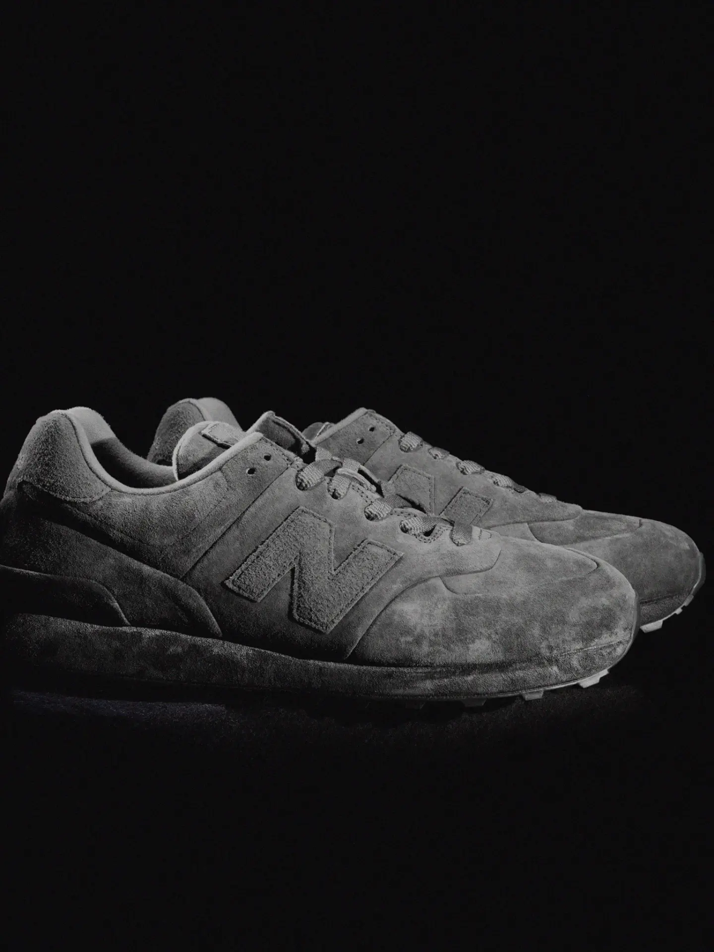 Монохромная замша и эксклюзивный доступ: всё о новой коллаборации Stone Island и New Balance 574 Ghost