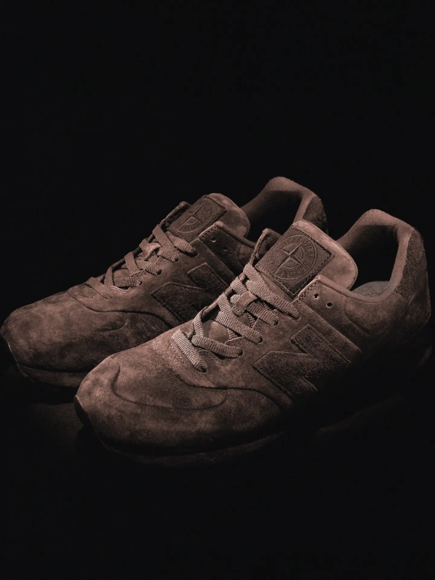 Монохромная замша и эксклюзивный доступ: всё о новой коллаборации Stone Island и New Balance 574 Ghost