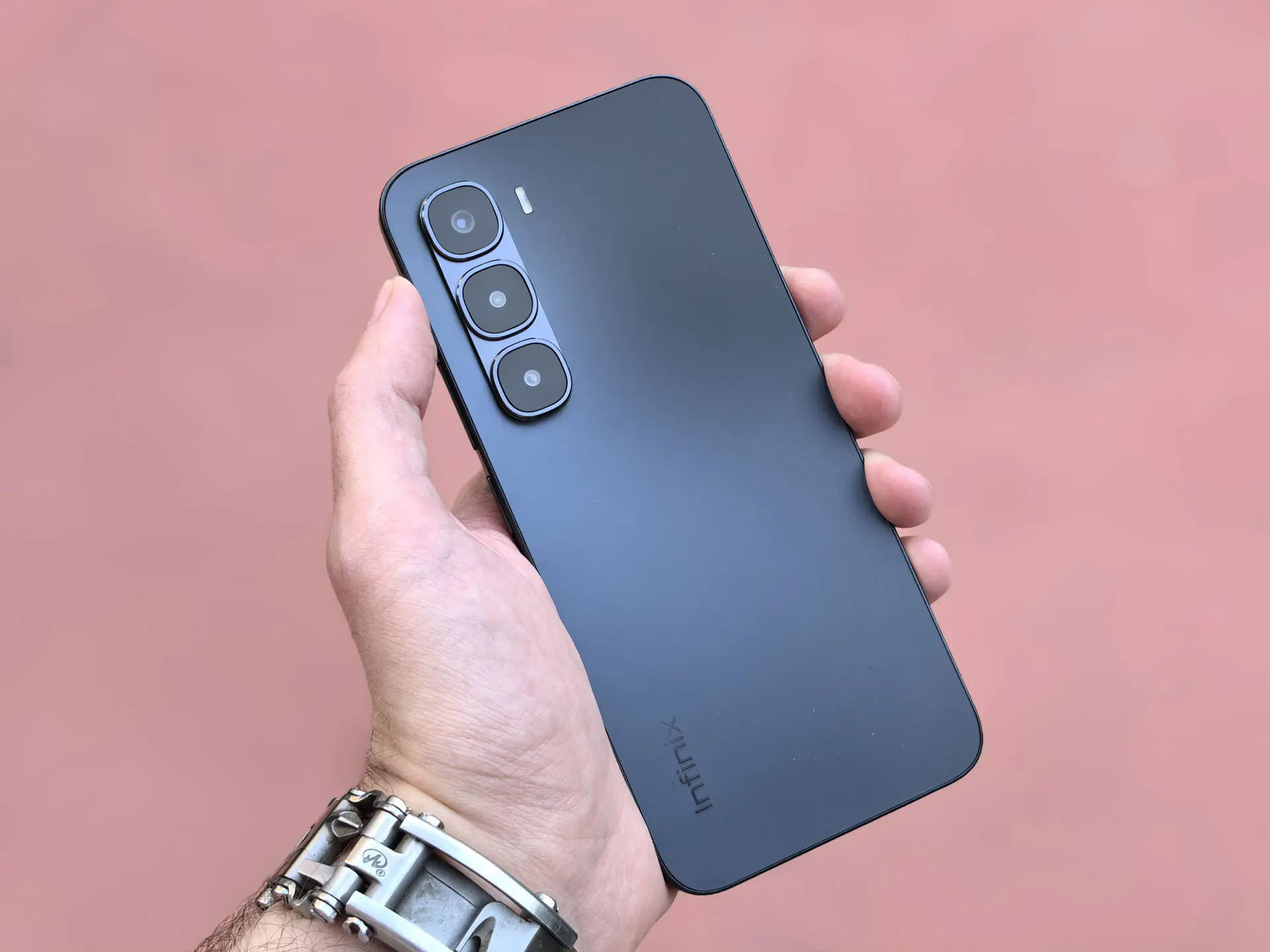 Обзор Infinix Hot 60 Pro: бюджетного смартфона с аккуратным дизайном и емкой батареей