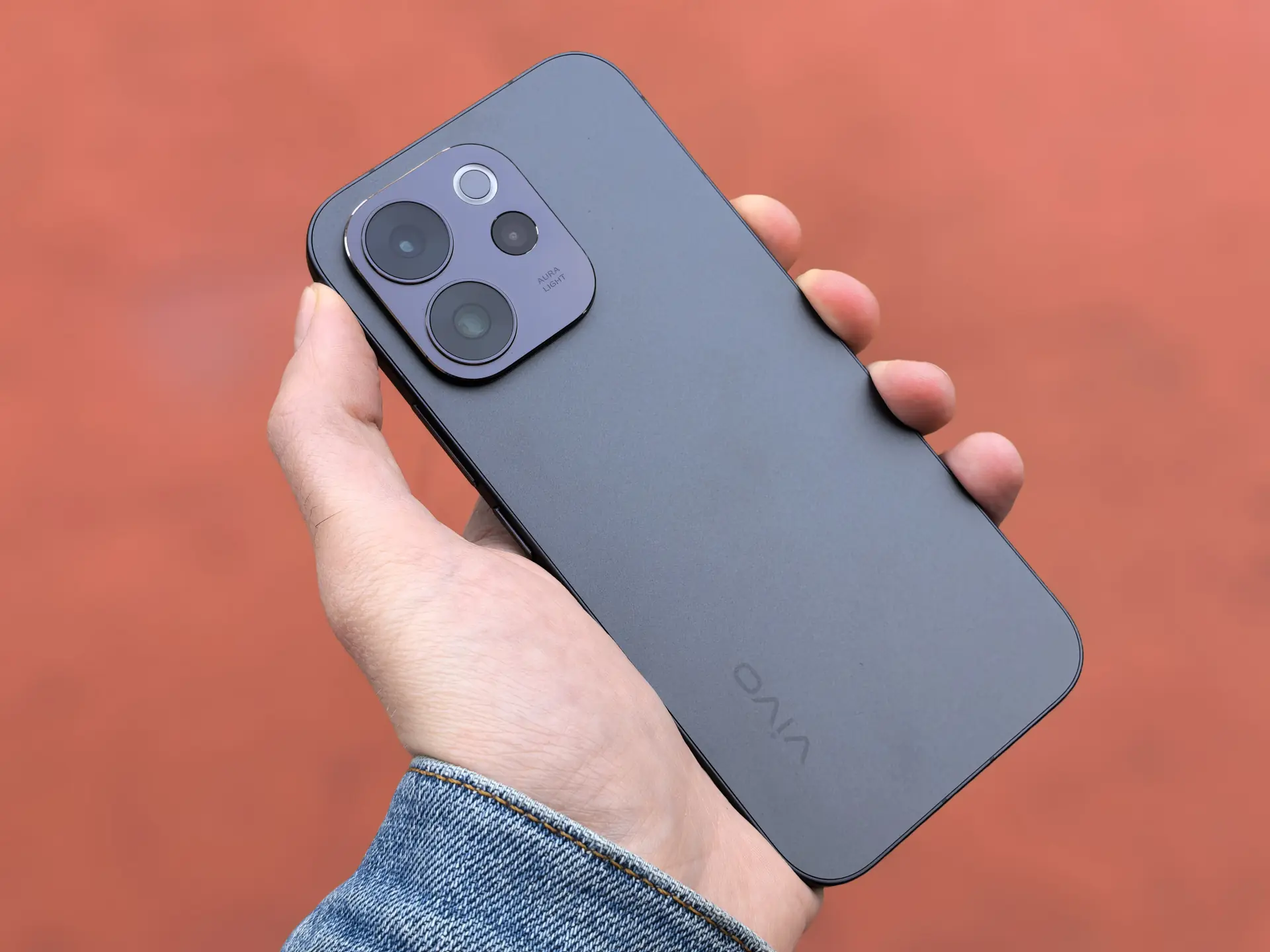 Обзор vivo V70: флагманские амбиции в металлическом корпусе