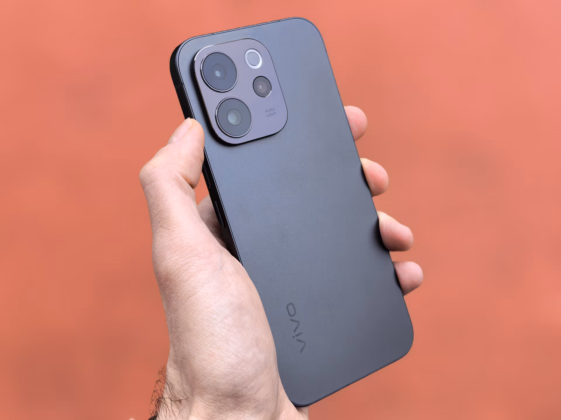 Обзор vivo V70: флагманские амбиции в металлическом корпусе