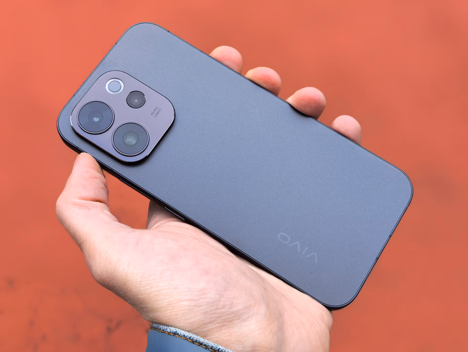 Обзор vivo V70: флагманские амбиции в металлическом корпусе