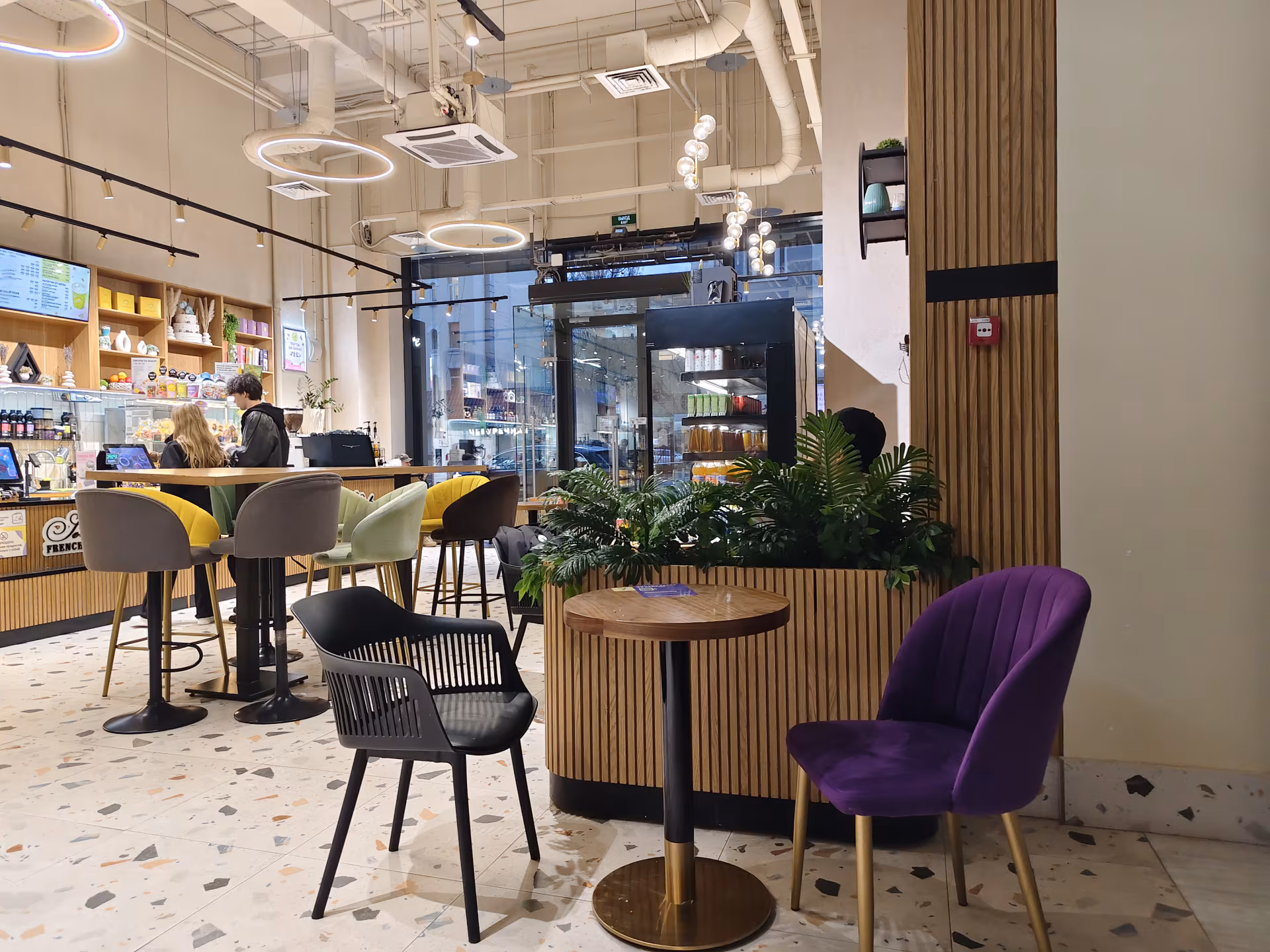 Обзор vivo V70: флагманские амбиции в металлическом корпусе