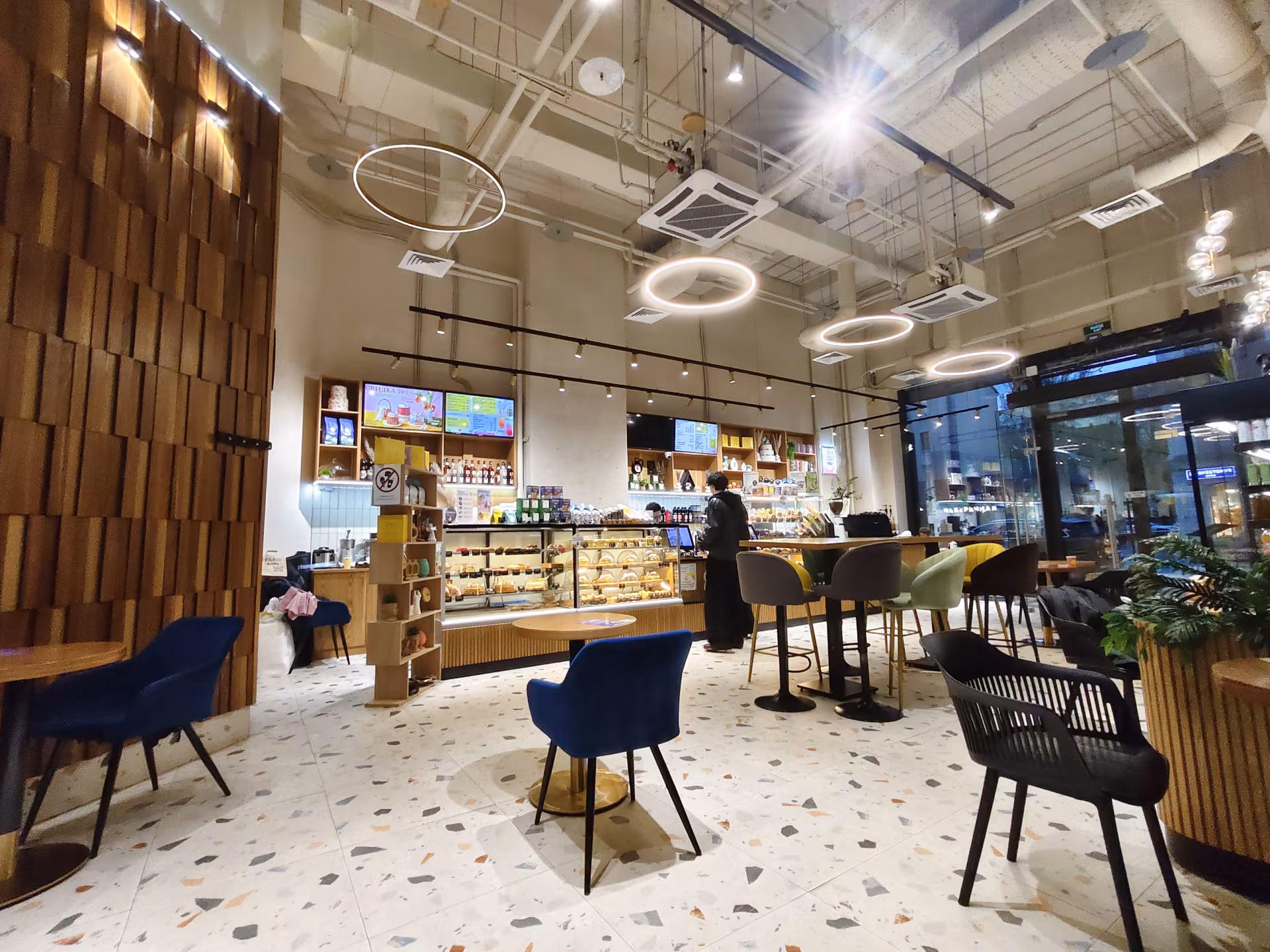 Обзор vivo V70: флагманские амбиции в металлическом корпусе