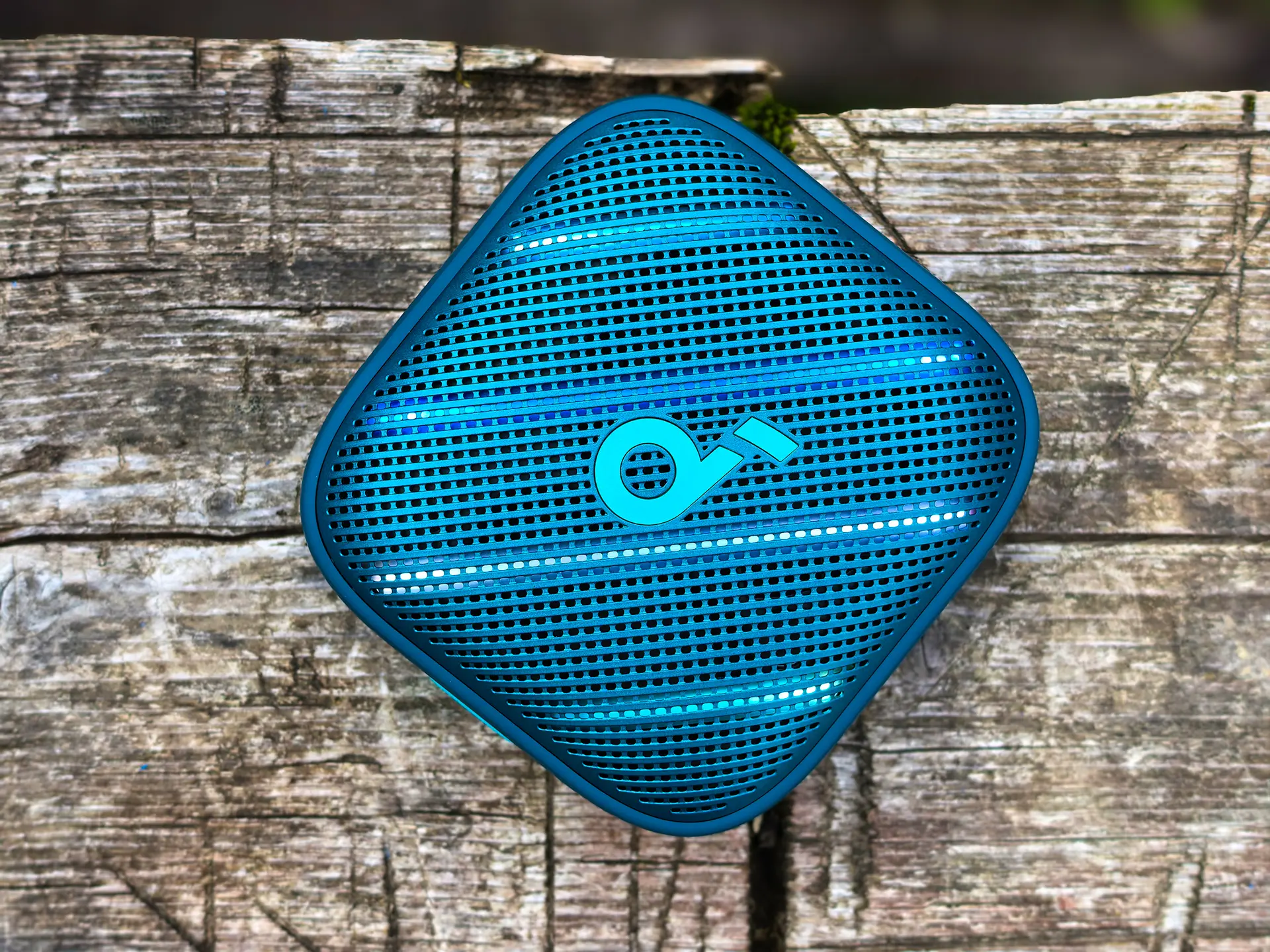 Обзор Soundcore Boom Go 3i: компактной, но громкой колонки с сутками автономности и полосатой подсветкой