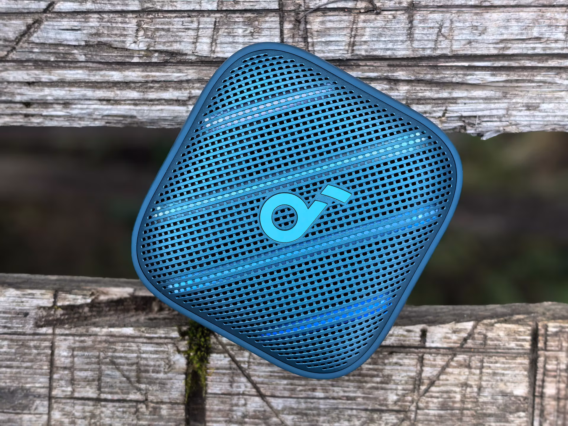 Обзор Soundcore Boom Go 3i: компактной, но громкой колонки с сутками автономности и полосатой подсветкой