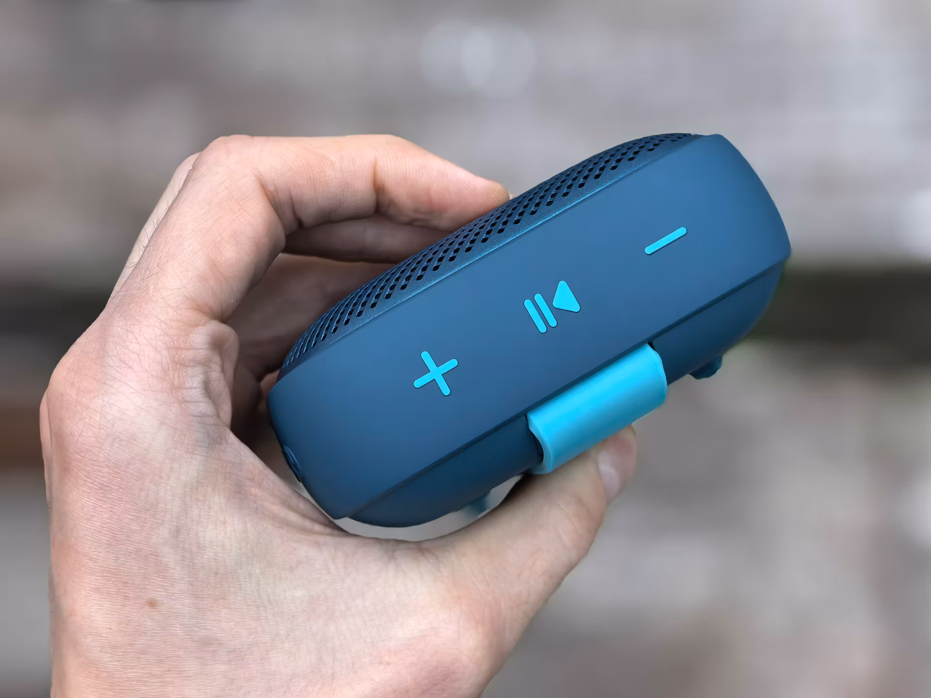 Обзор Soundcore Boom Go 3i: компактной, но громкой колонки с сутками автономности и полосатой подсветкой