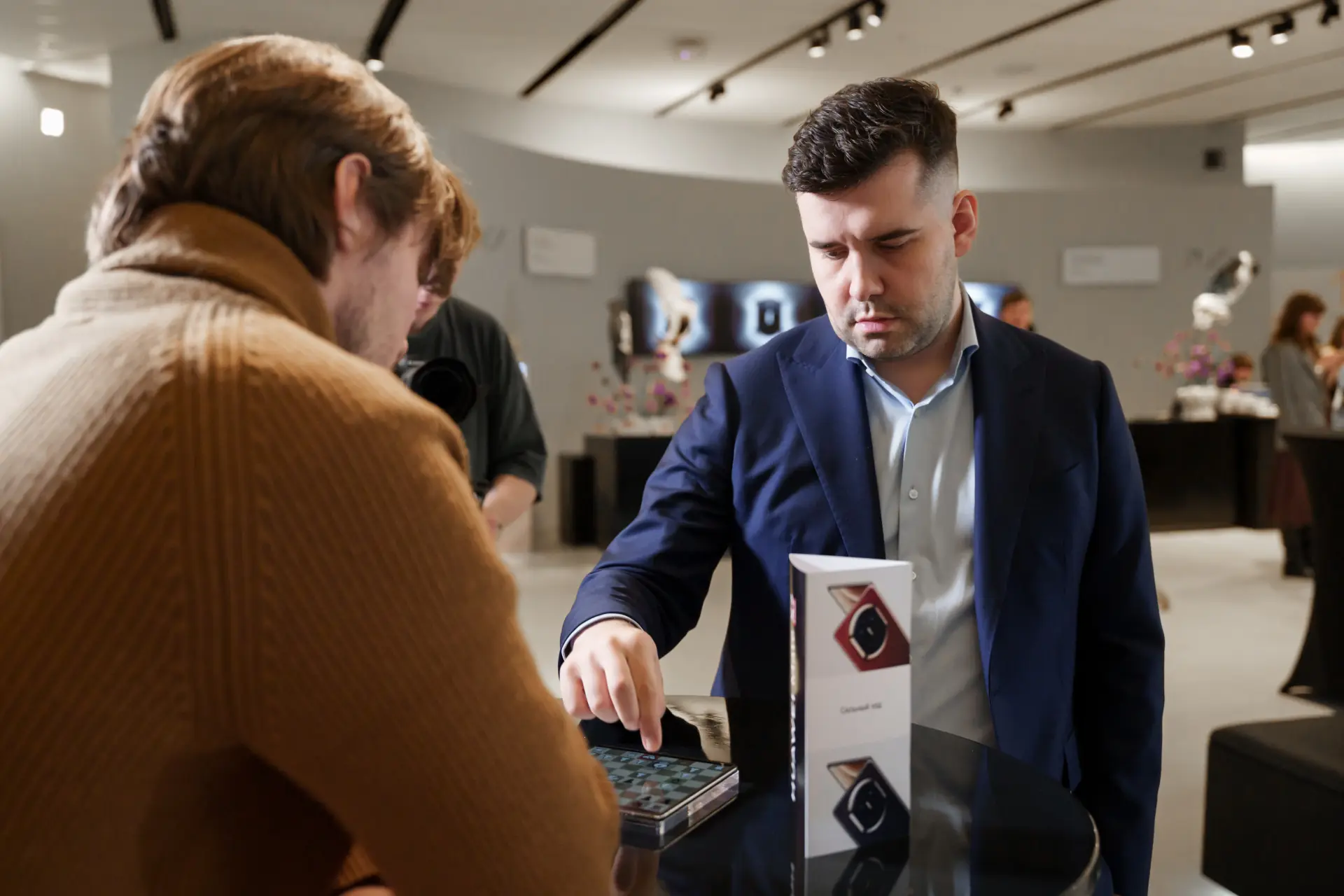 «Мат в два тапа». Ян Непомнящий разгромил 15 соперников на складных смартфонах HUAWEI