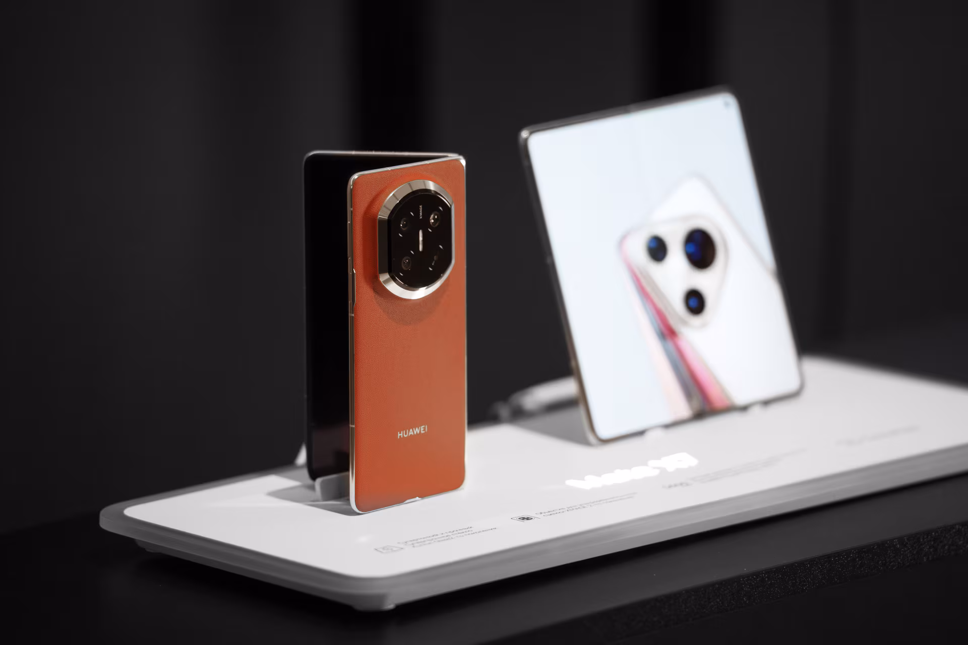 «Мат в два тапа». Ян Непомнящий разгромил 15 соперников на складных смартфонах HUAWEI