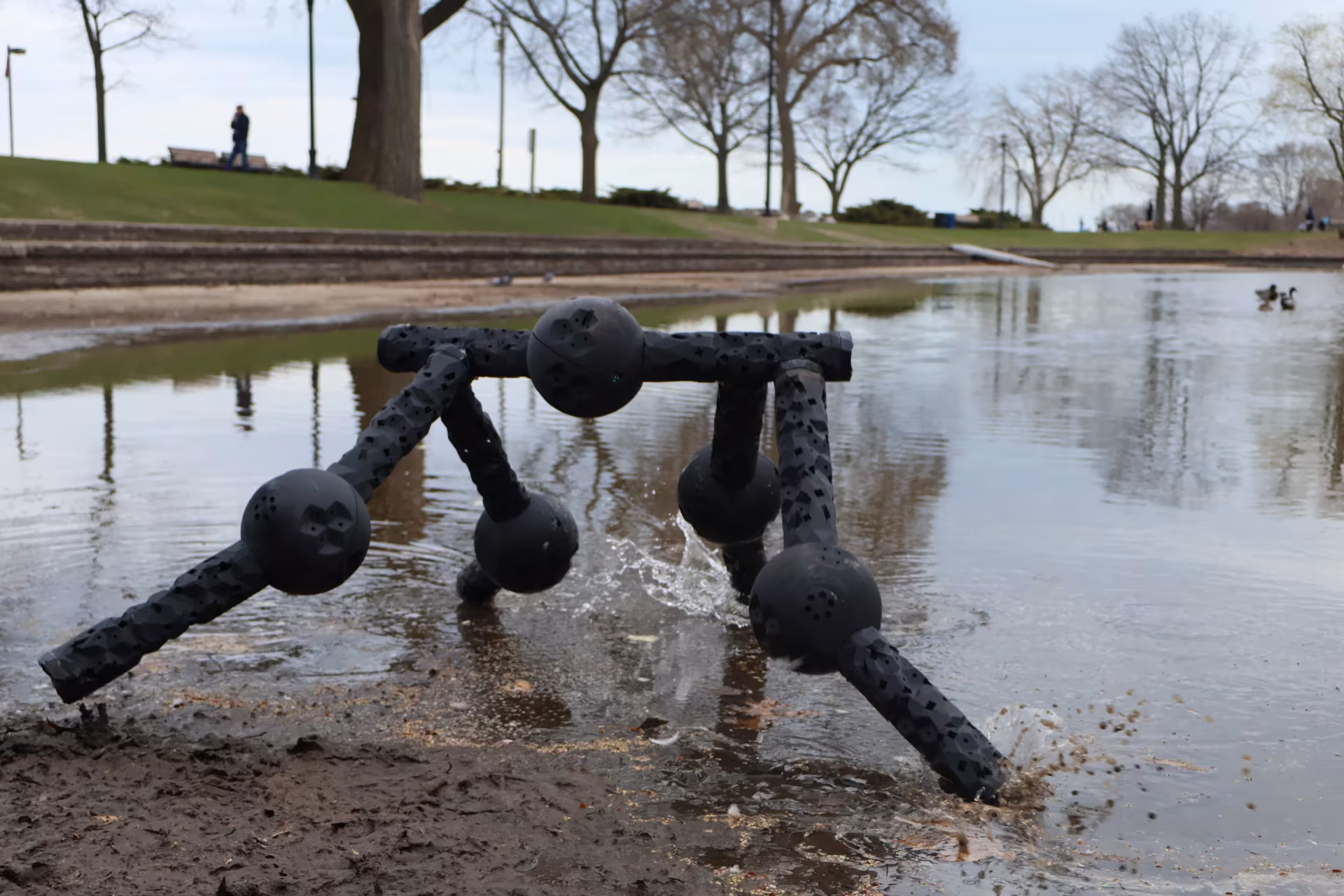 ИИ создал «неубиваемого» робота. Метамашина из США продолжает идти даже после распила пополам