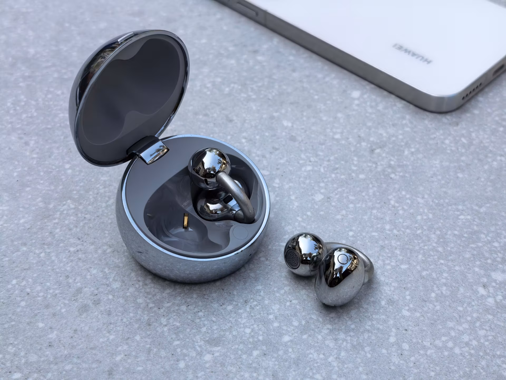 HUAWEI FreeClip 2s около зарядного кейса