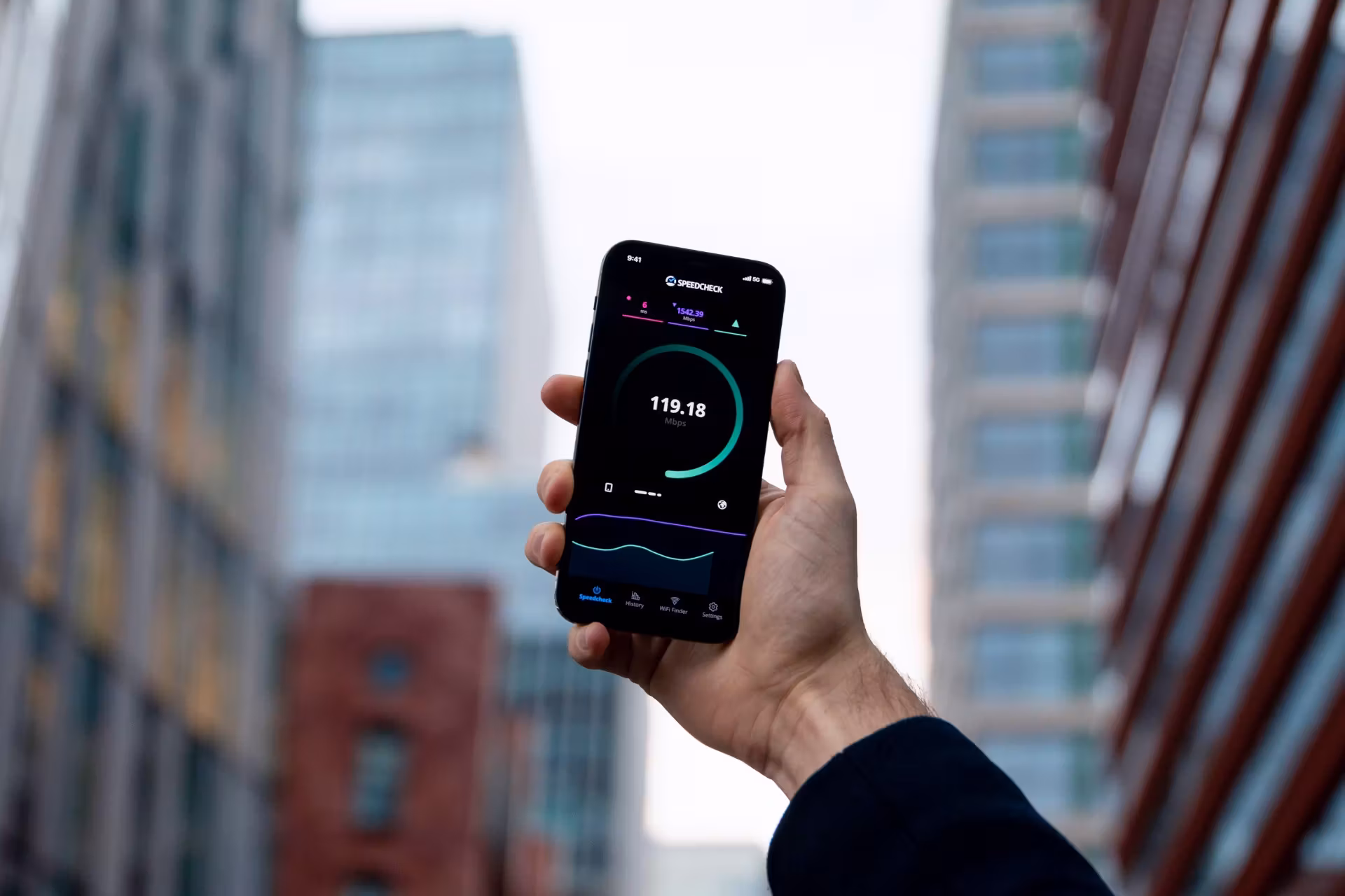 Фото не из РФ, но такой скорости иногда можно достичь с 5G в Москве на iPhone. Иллюстрация - https://unsplash.com/@frederikli