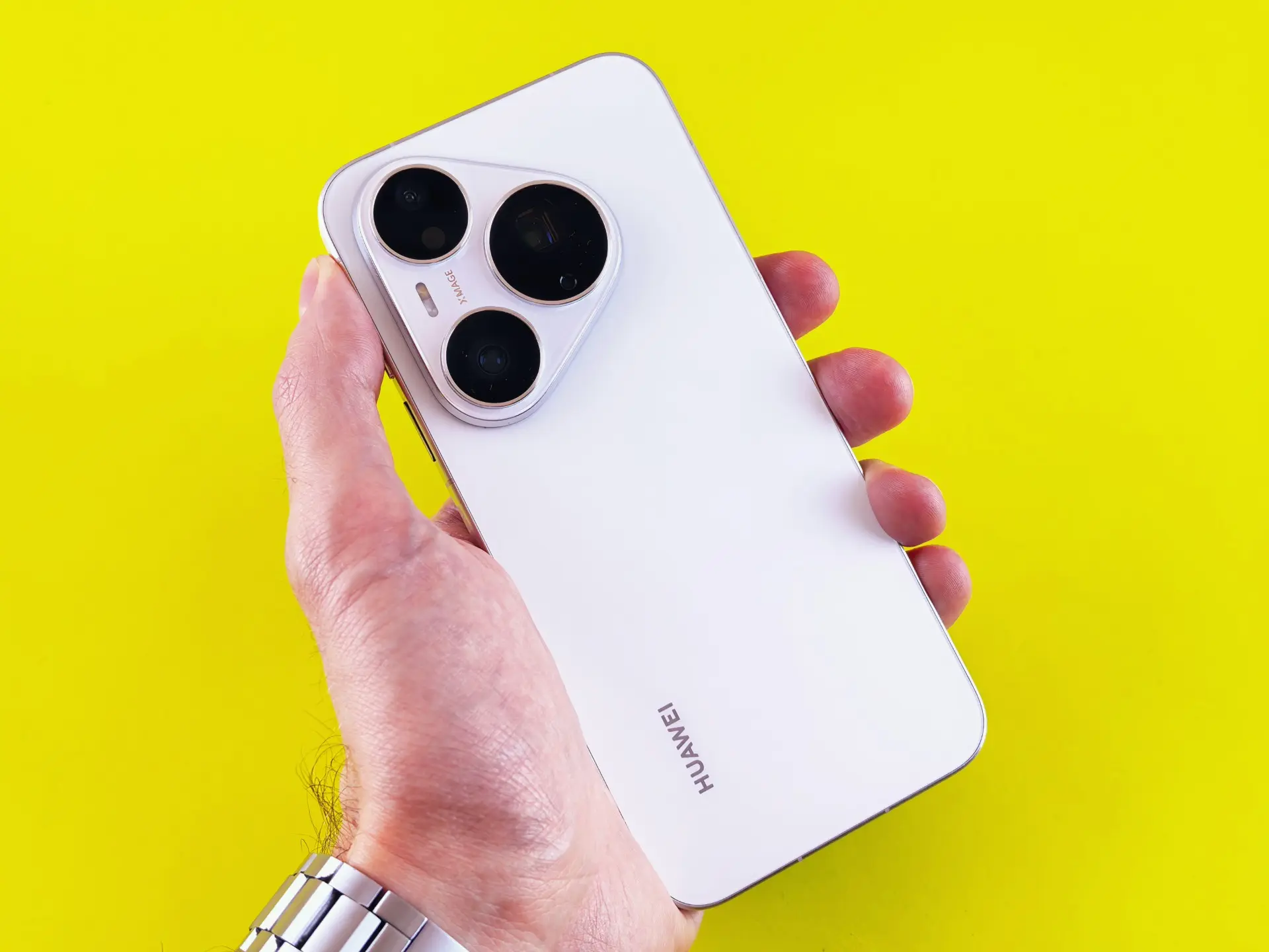 Смартфон HUAWEI Pura 90s Pro в руке