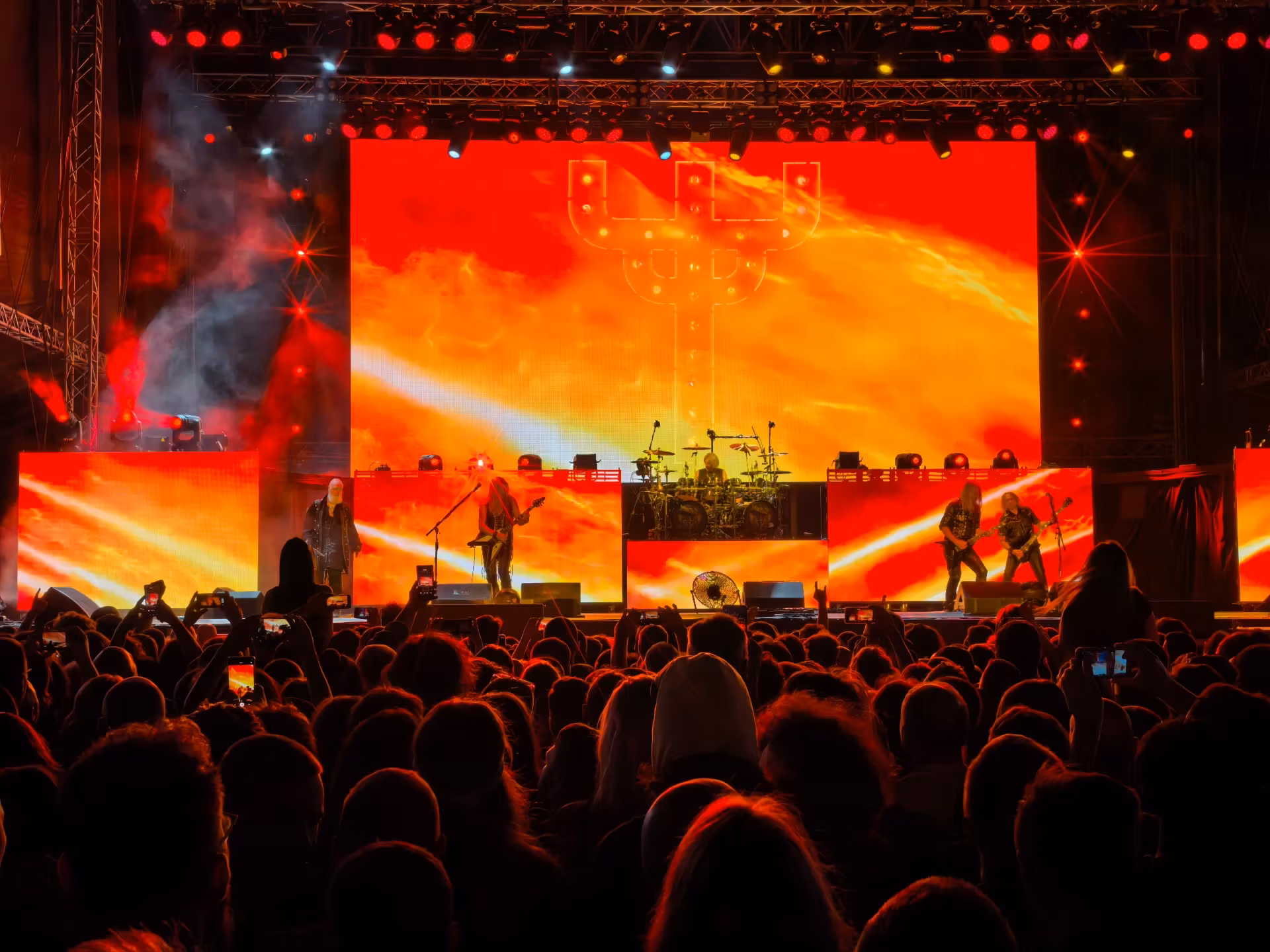 Живое выступление Judas Priest в Сербии, 28 августа. Если бы ещё и музыка играла, рассматривать было бы ещё интереснее