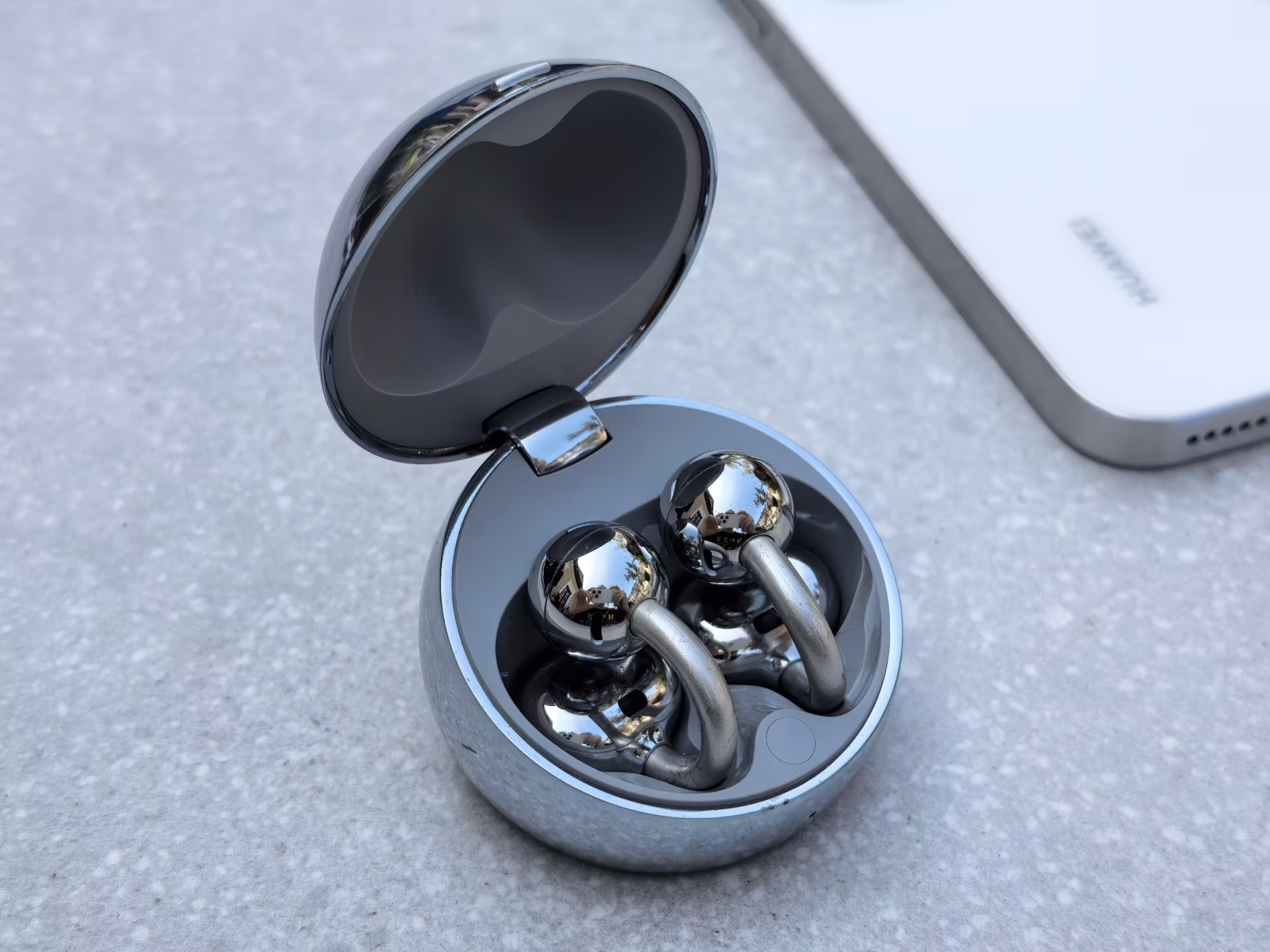 HUAWEI FreeClip 2S в открытом зарядном кейсе