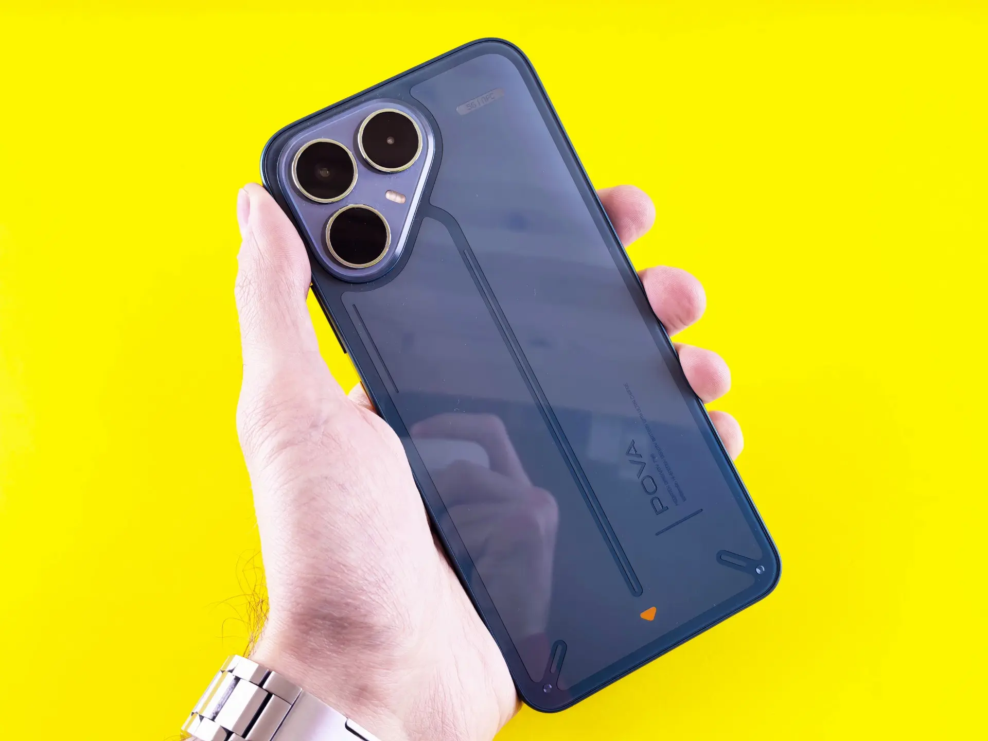 Смартфон Tecno Pova 8 5G в руке