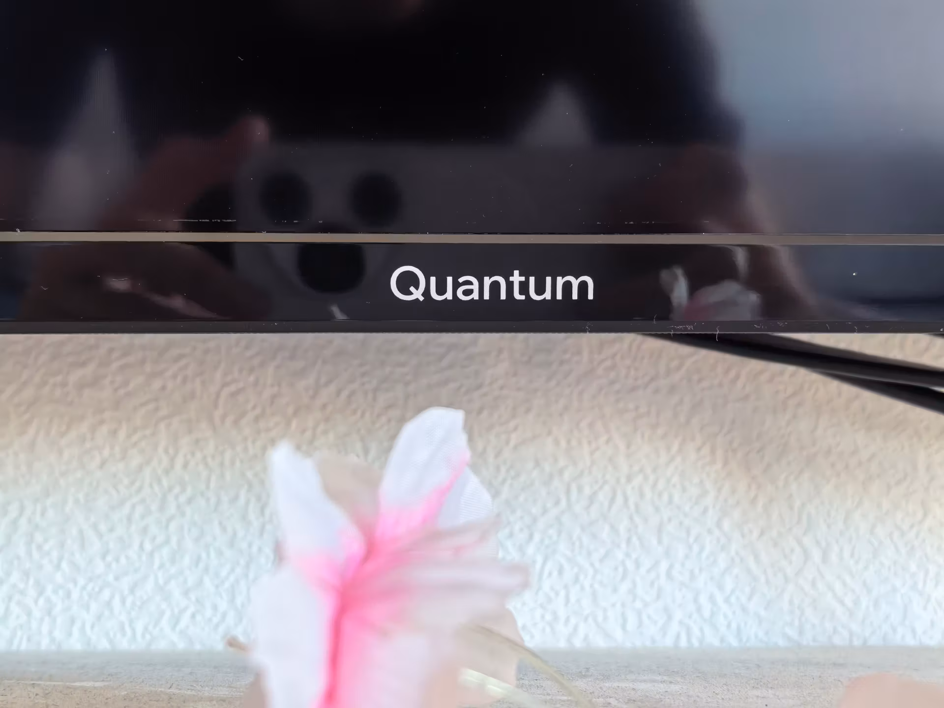 Тонкие боковые рамки и нижняя планка корпуса Quantum 50U6BQ