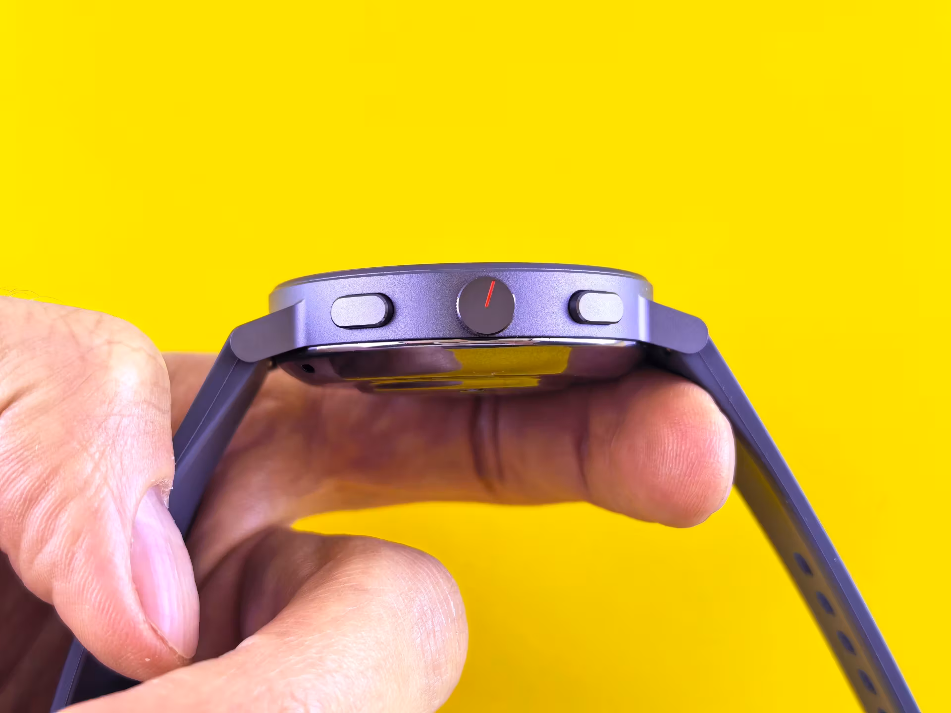 Средняя кнопка realme Watch S5 в виде хаводной головки