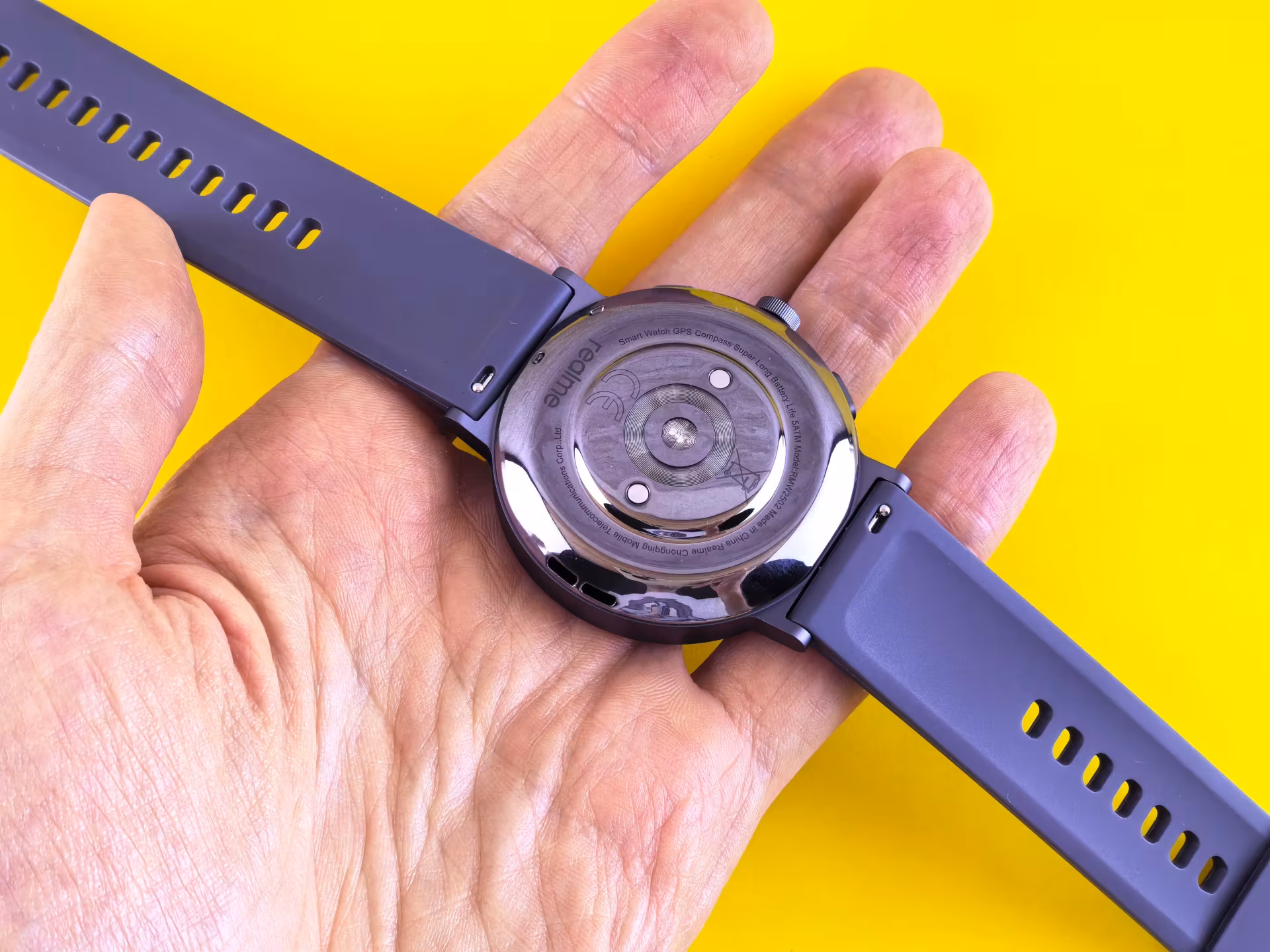 Сенсор, считывающий показатели организма, и клеммы для зарядки realme Watch S5
