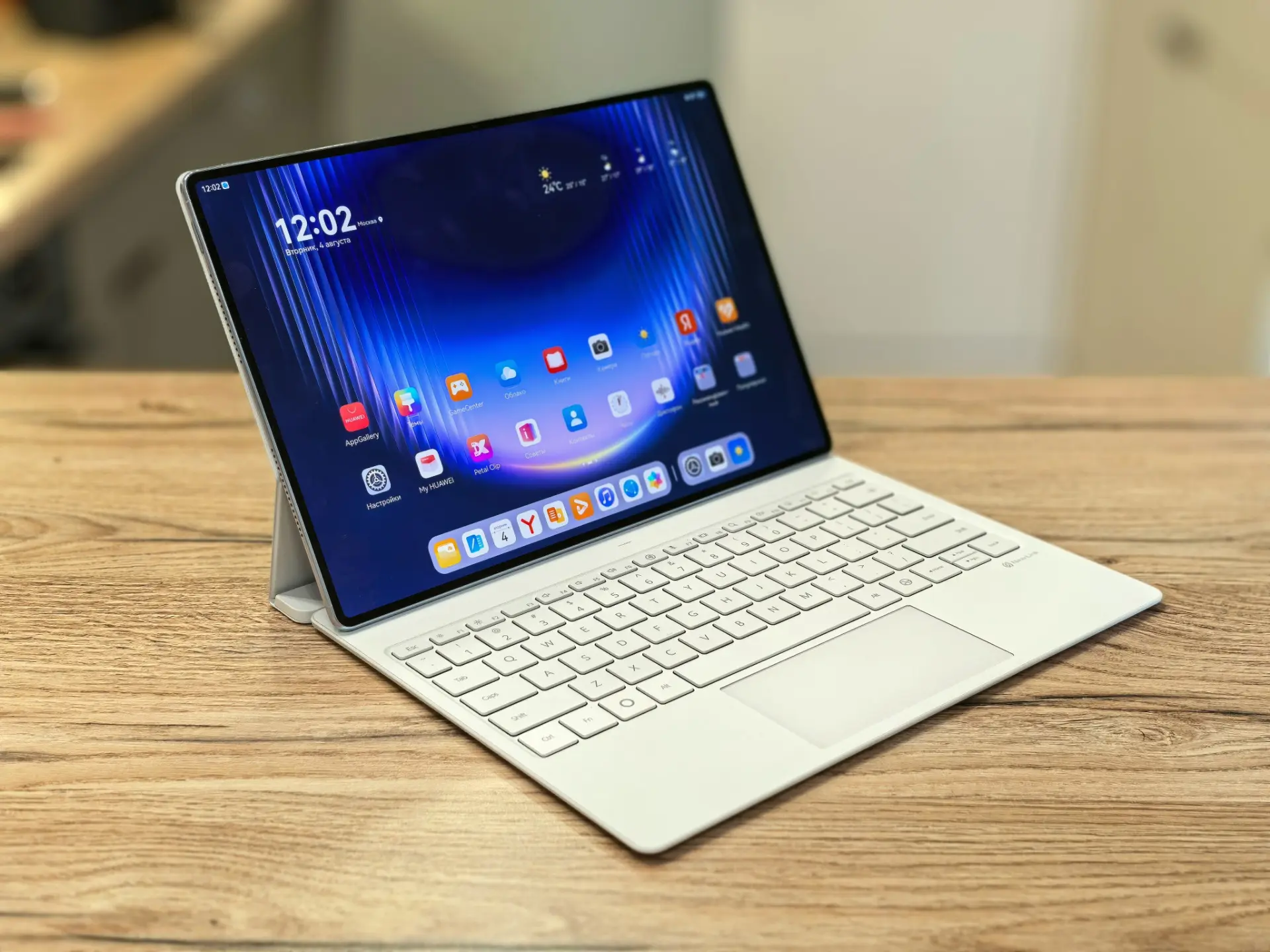 HUAWEI MatePad Pro Max 2026 (GEM-W09) на столе. Если не присматриваться, то вылитый ноутбук