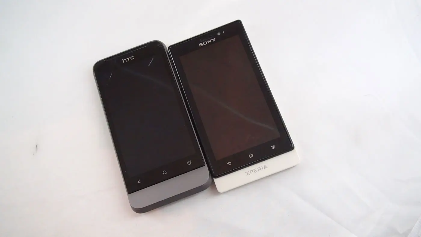 Sony Xperia Sola VS HTC One V. Fight!