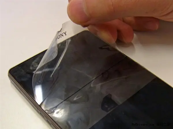 Сдирание плёнки с Xperia Z приводит к потере лого